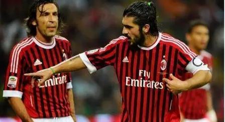 亚泰为客场全勤球迷颁发纪念证书，谭龙、徐浩峰等人参与颁奖