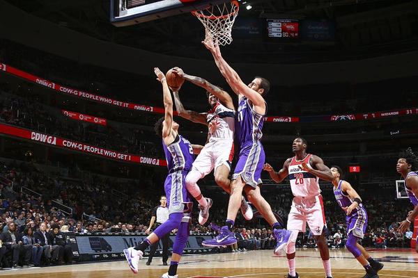 洛杉矶快船以131-116击败黄蜂，哈登55分创队史新高，成为NBA第四位得分超55分的球员，表现惊艳。