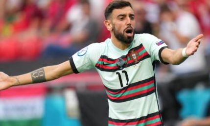 周定洋入围亚冠最佳球员，但因限薪令遭拒，欲重返欧洲或改身份寻求更高薪资。