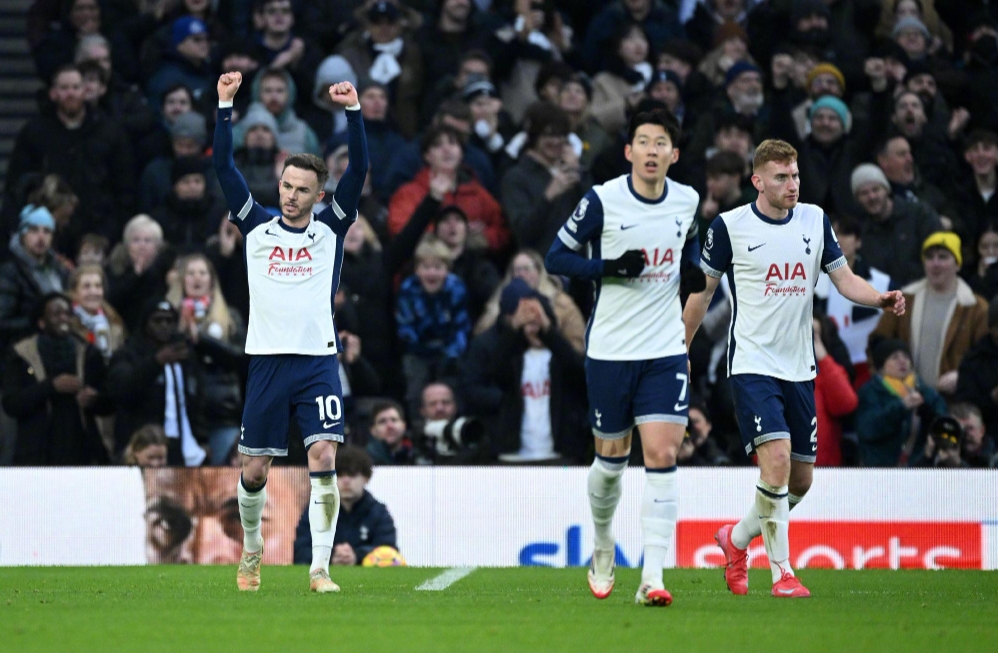 尤文全队和球迷一起出现在登机口，斯帕莱蒂和球迷们友好互动