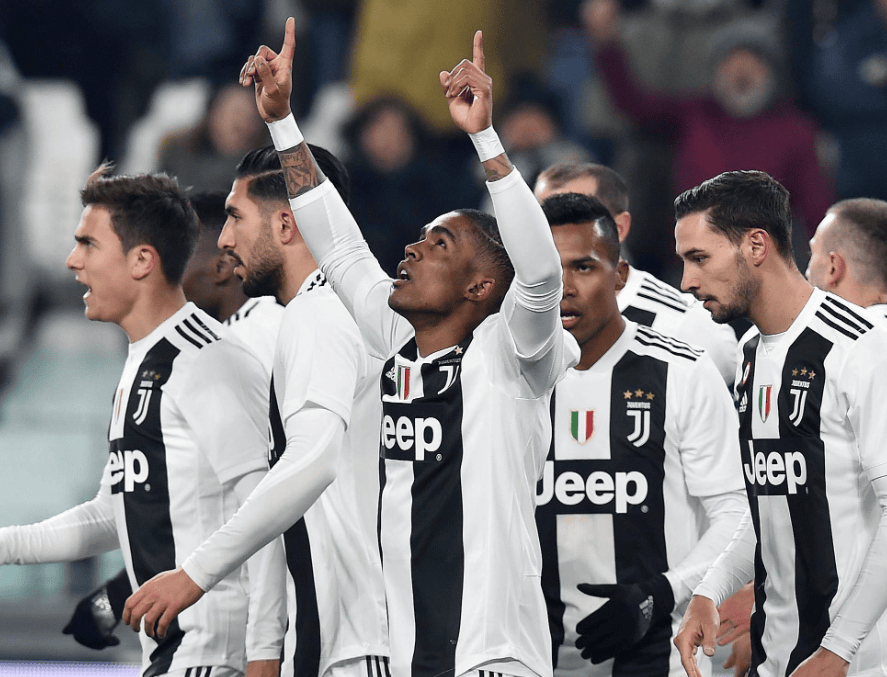 球星赛后把奖杯给队友，太暖心