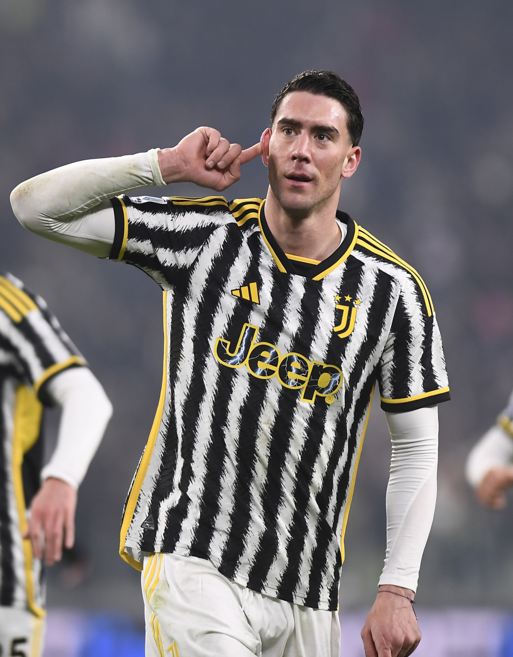 巴西国际新任主帅说球队穿粉色球衣看着像同性恋，事后道歉