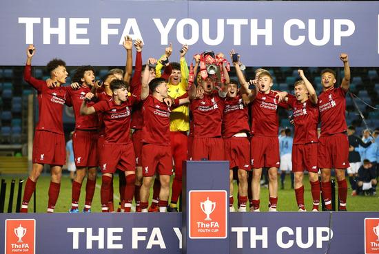 追平切尔西升英超第6！B费2射1传一战造2大神迹，曼联4-1复仇狼队