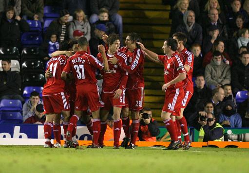 邵佳一独立带队时间不足一年半，此前曾担任国足助教