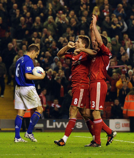 2025赛季，成都蓉城以红焰为刃、热血为甲，在三...