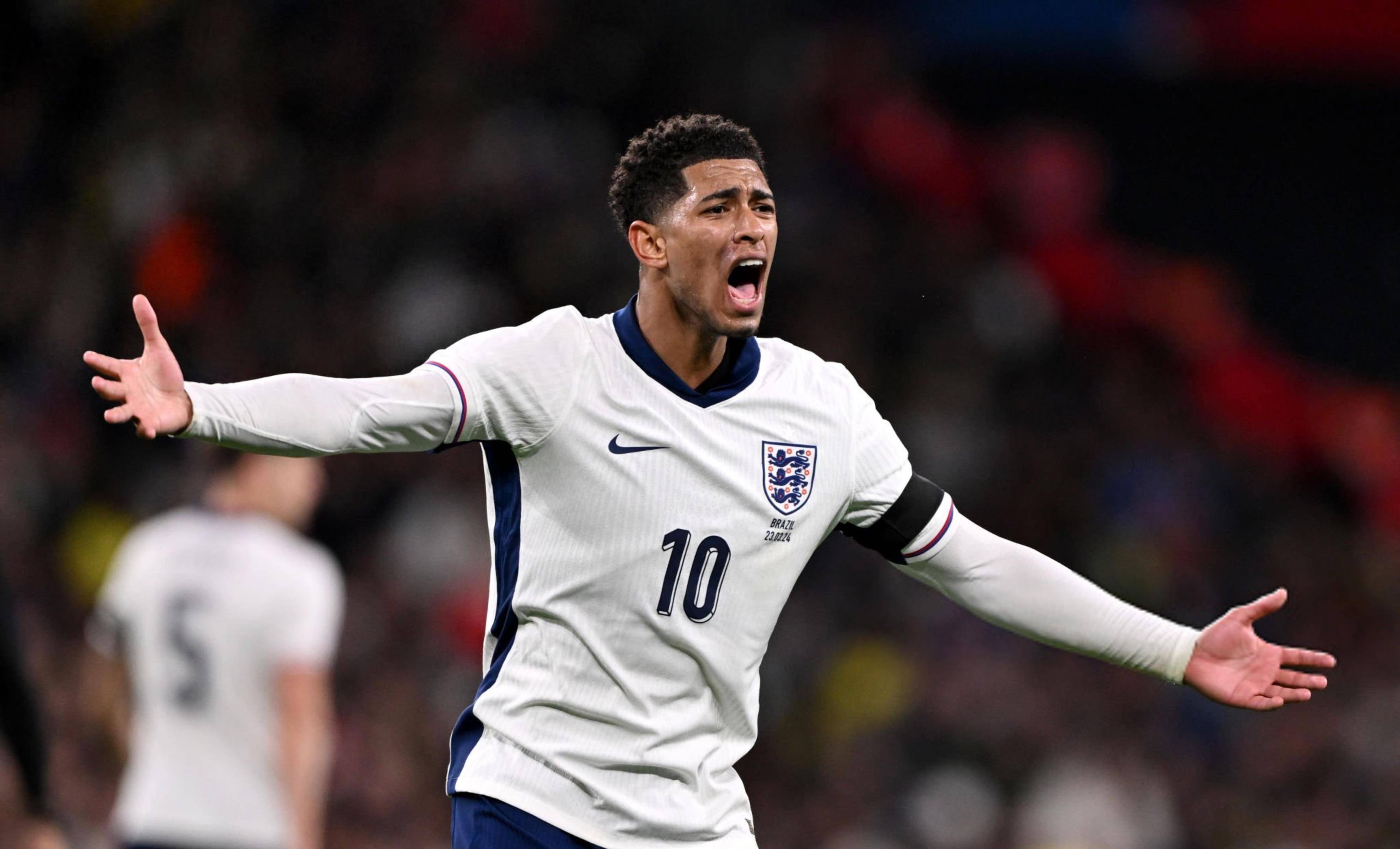 29岁法国女子网球名将转行当“网红模特”，曾因隆胸惹争议